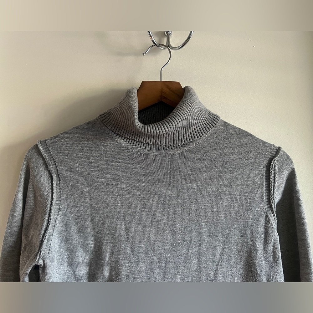 Turtleneck sweater size M -philosophy brand